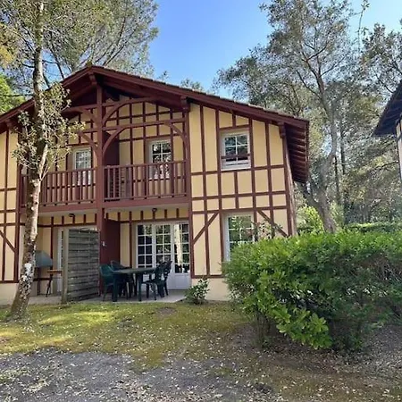 Holiday home Charmante Maison Dans Avec Piscine Proche Golf Et *